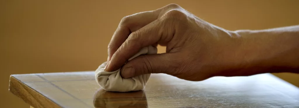 application de verni au tampon sur un mobilier terminé