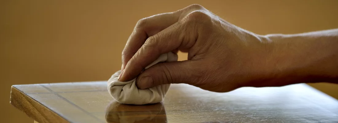 application de verni au tampon sur un mobilier terminé