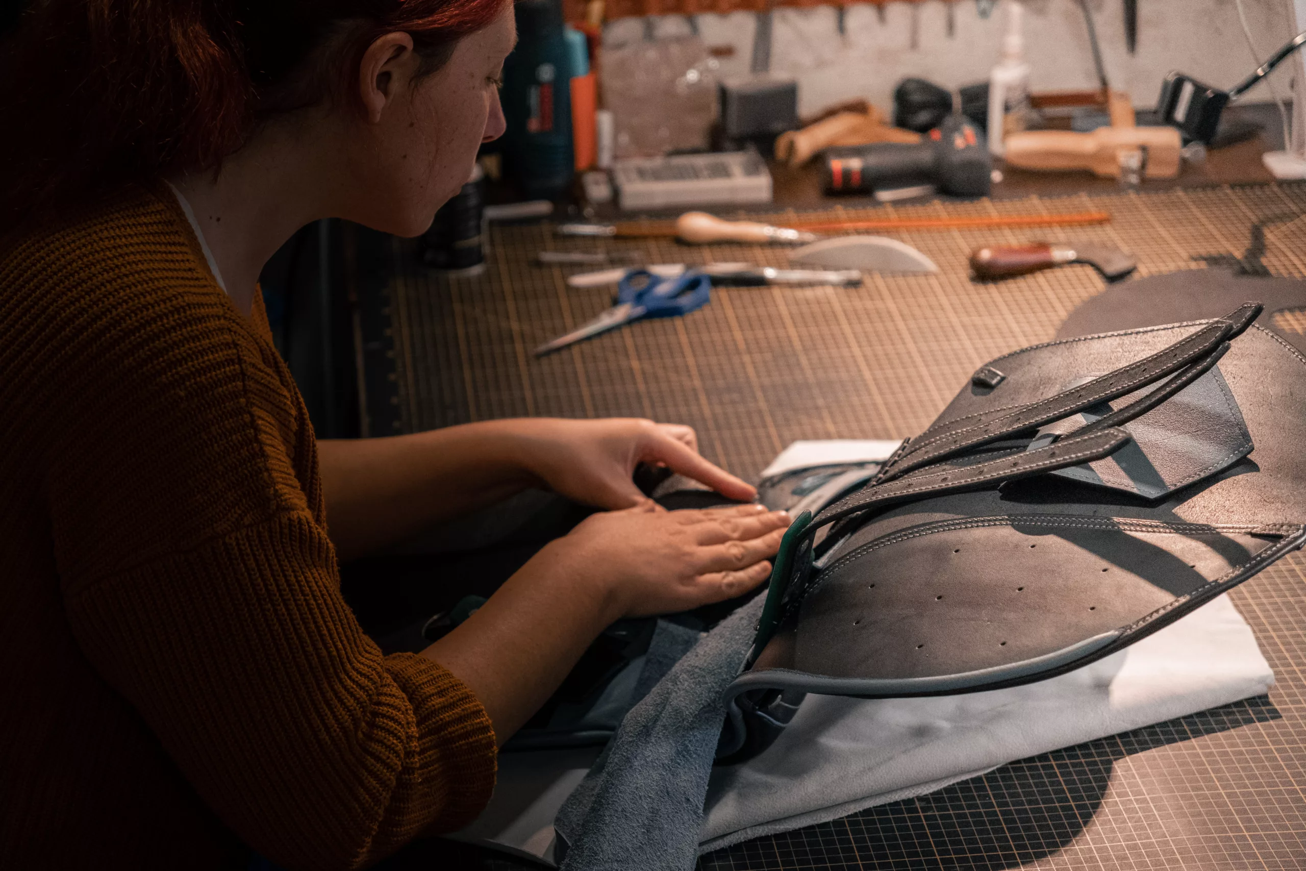 fabrication d'une pièce de sellerie harnachement en cuir noir, travail à la main
