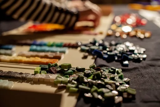 Tesselles de toutes les couleurs sur un plan de travail