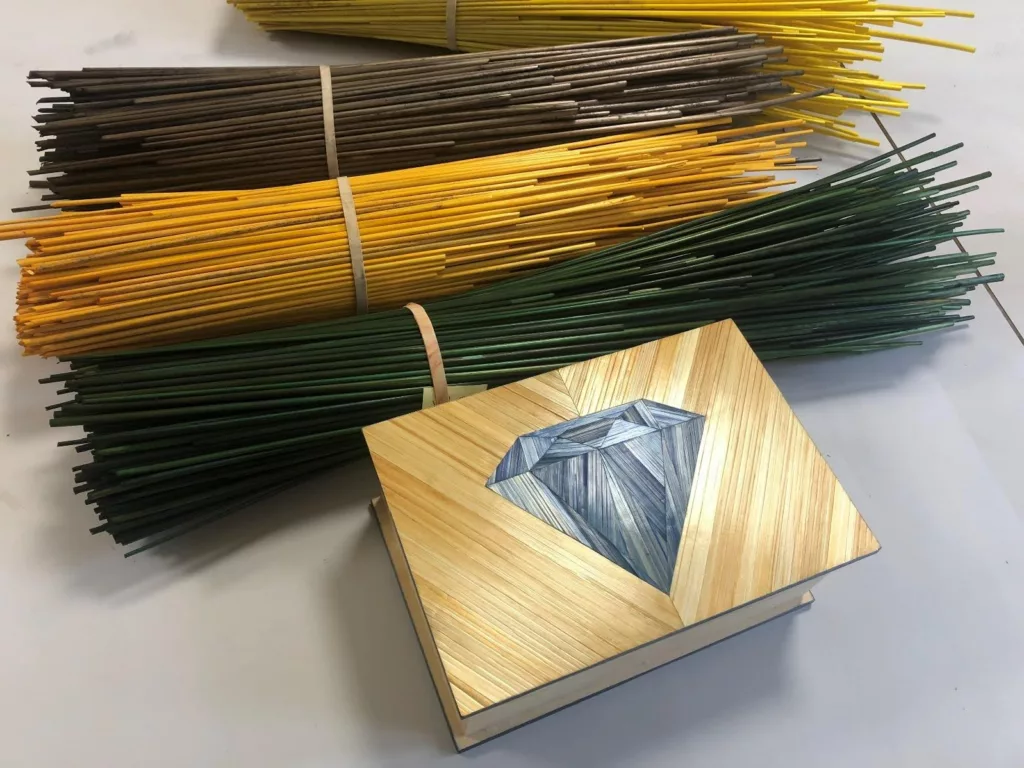 Boite rectangulaire en marqueterie de paille naturelle, avec un diamant marquété de couleur bleue intégré sur le couvercle de la boite