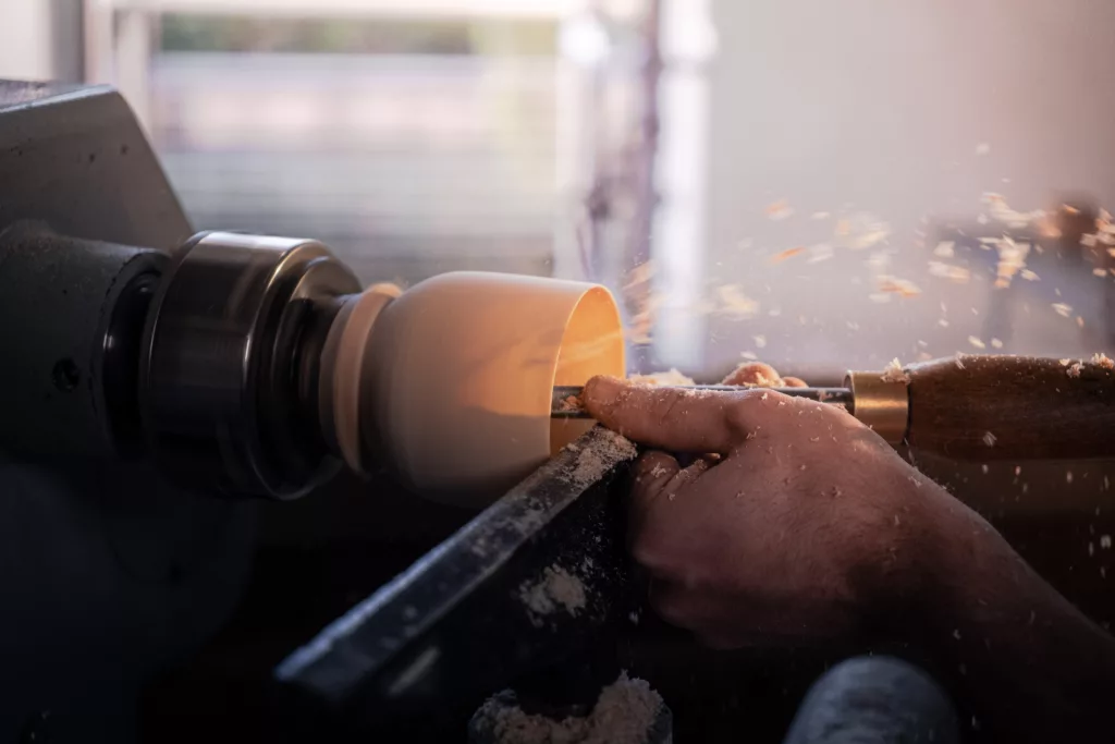 pièce de type petit bol, en cours de tournage sur le tour à bois