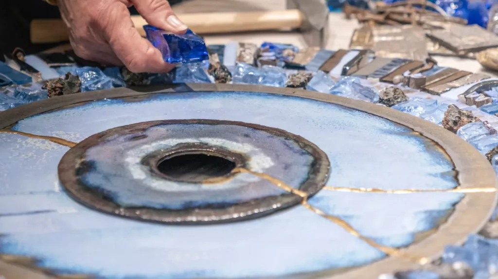 mosaïque en cours de fabrication, tesselles dans un camaïeu de bleus