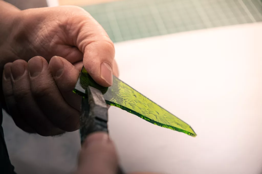 coupe de verre de couleur verte pour la réalisation d'un vitrail