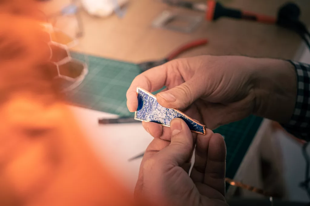 verre en cours de découpe pour la réalisation d'une pièce de vitrail