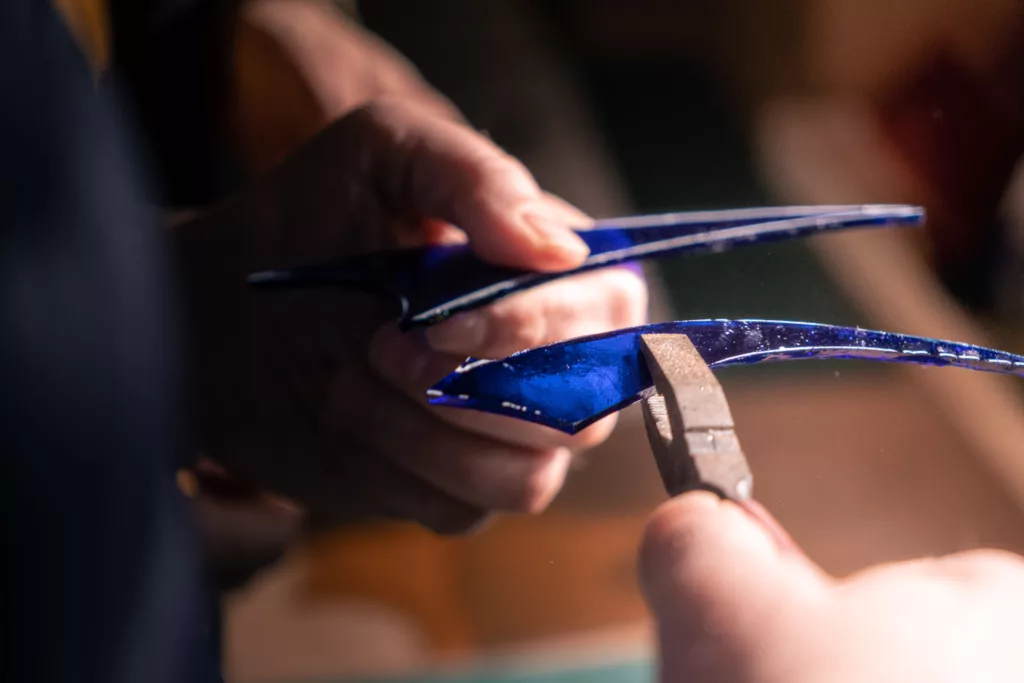 coupe de verre bleu de forme triangulaire