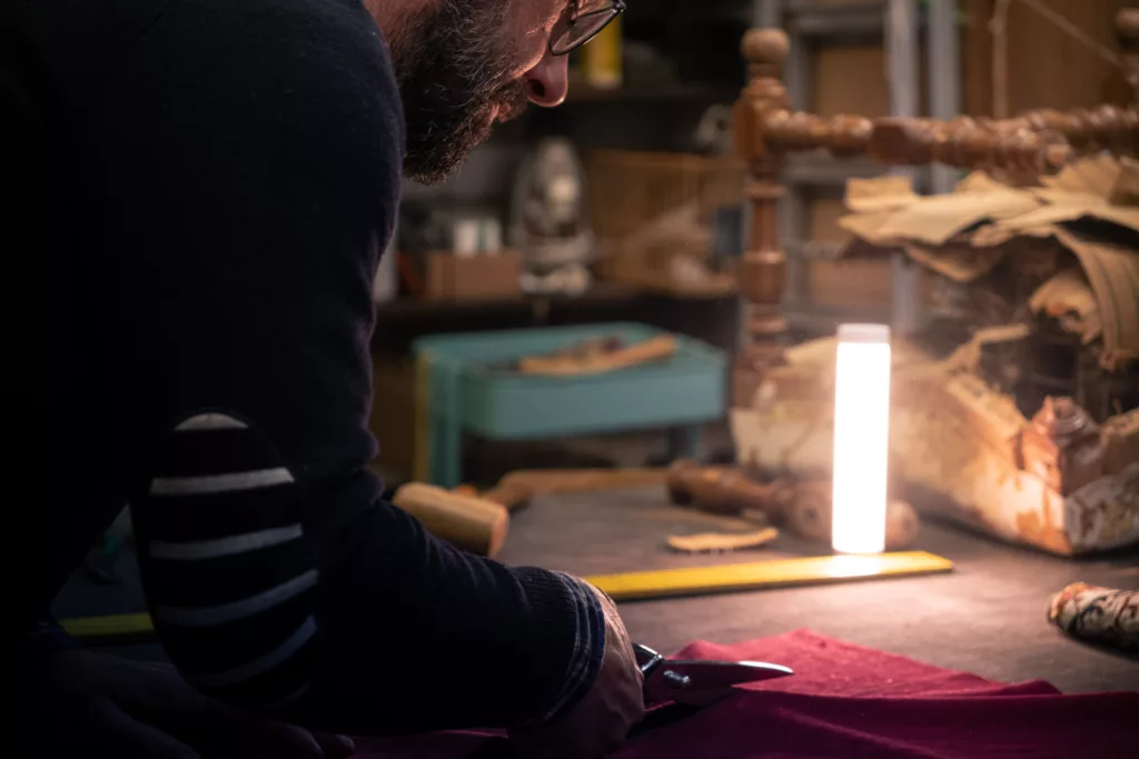 préparation du tissu sur la table de coupe
