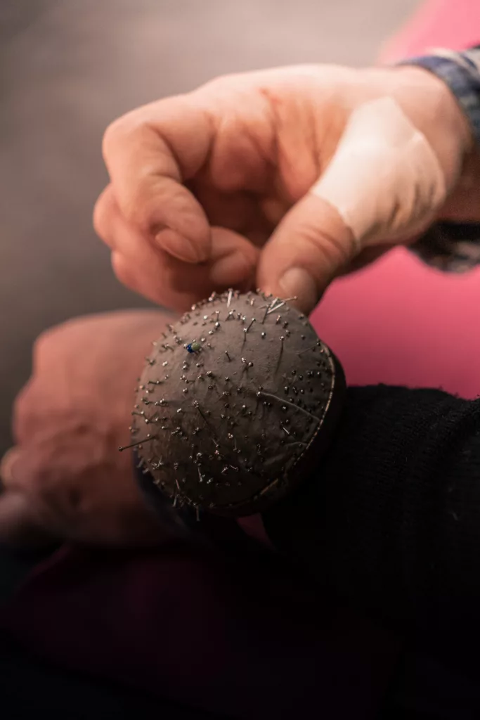image de mains avec un support d'épingles rond au poignet