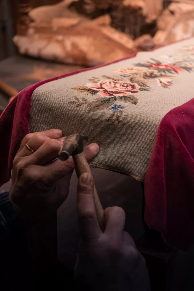 étape de couverture de l'ouvrage avec le ramponeau, tissu rouge et lin brodé fleuri