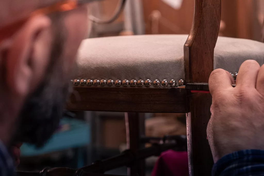 application des clous de finition sur une assise de siège