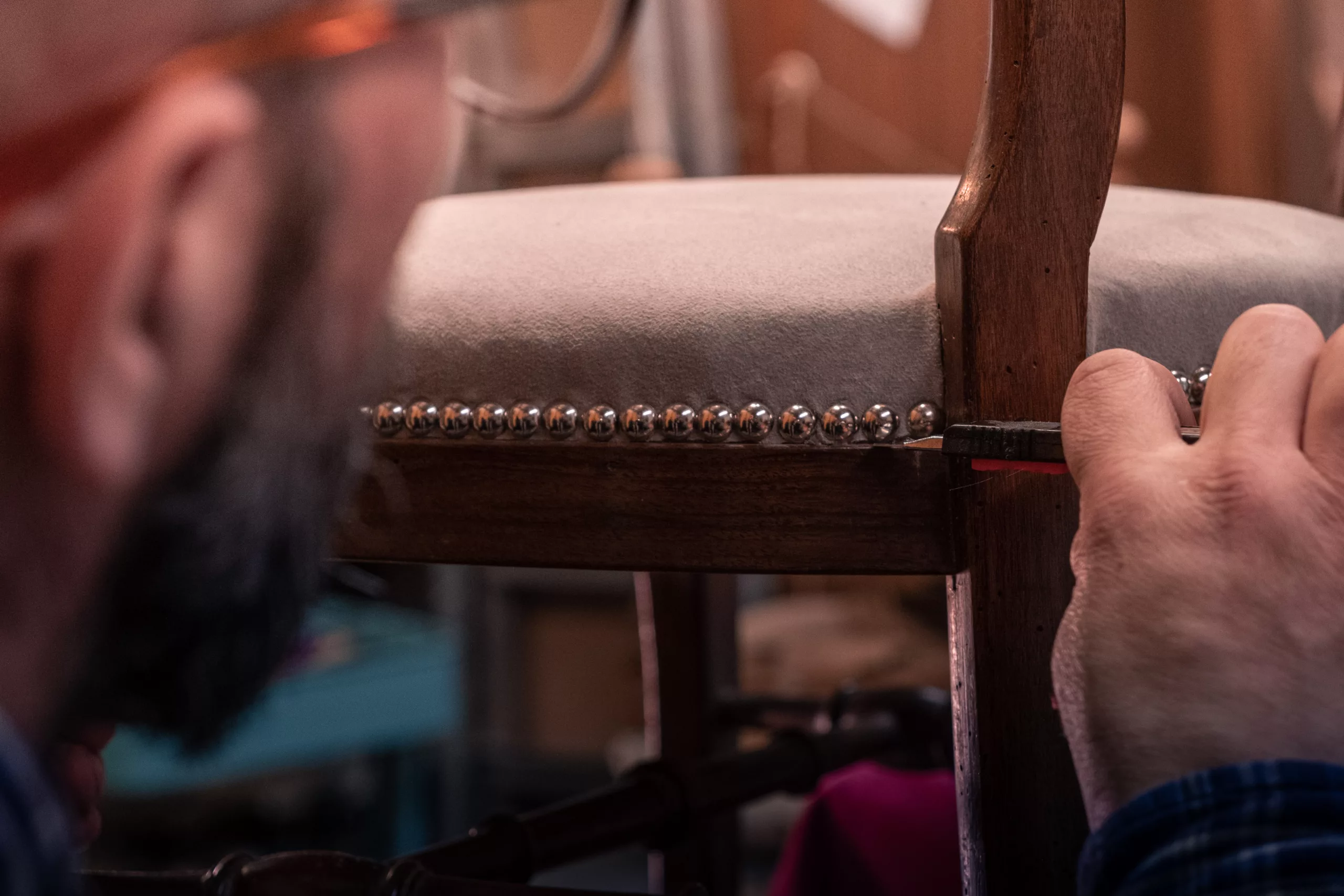 application des clous de finition sur une assise de siège