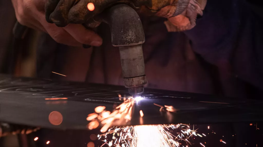 découpe au plasma sur une pièce métallique