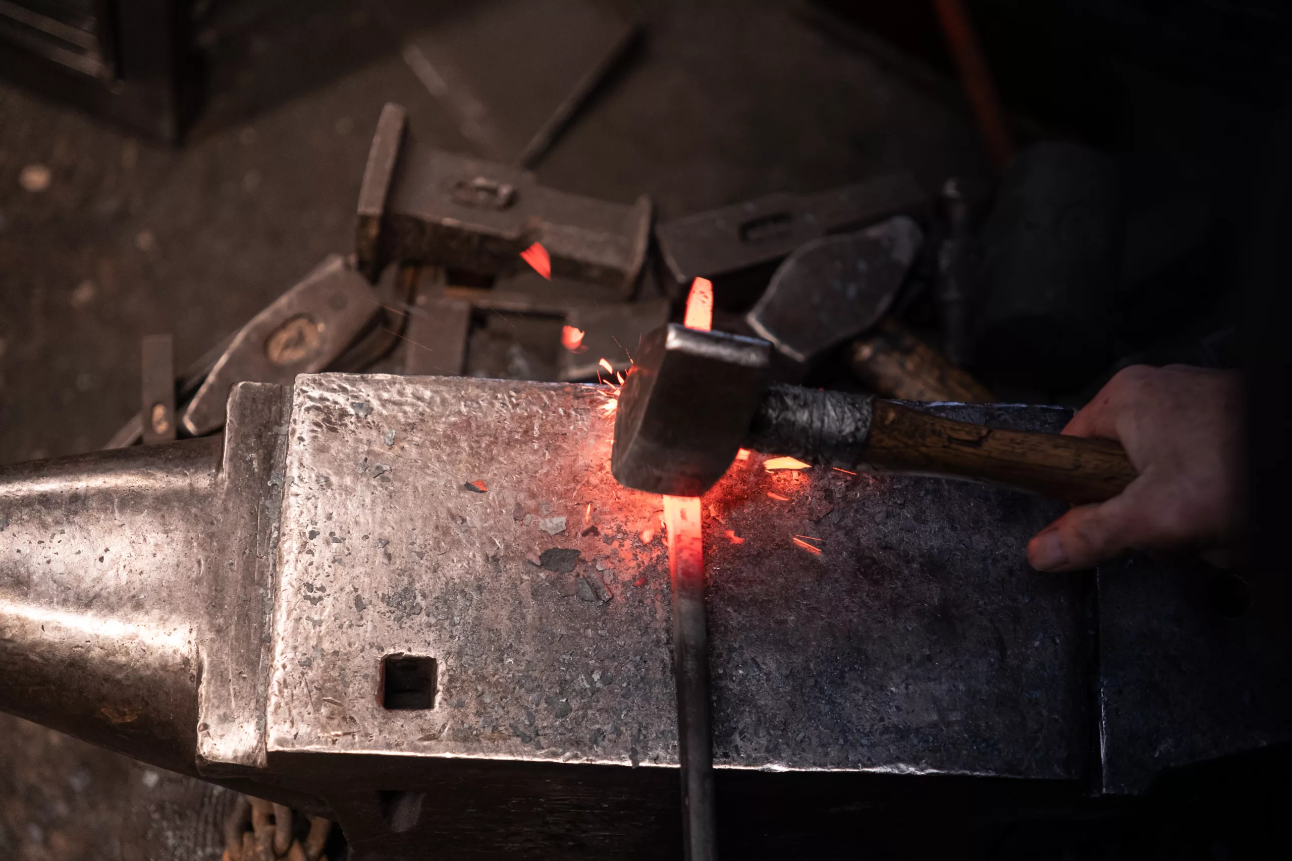 travail d'une pièce au marteau et à l'enclume, chauffée au rouge, sortie de la forge
