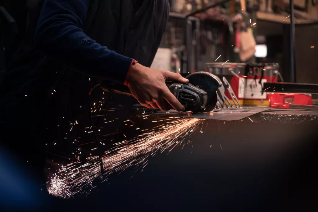 pièce métallique en cours de meulage