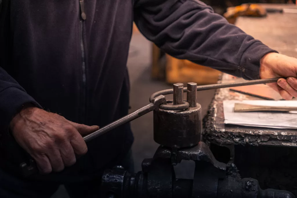 travail du métal pour créer une volute ou courbe