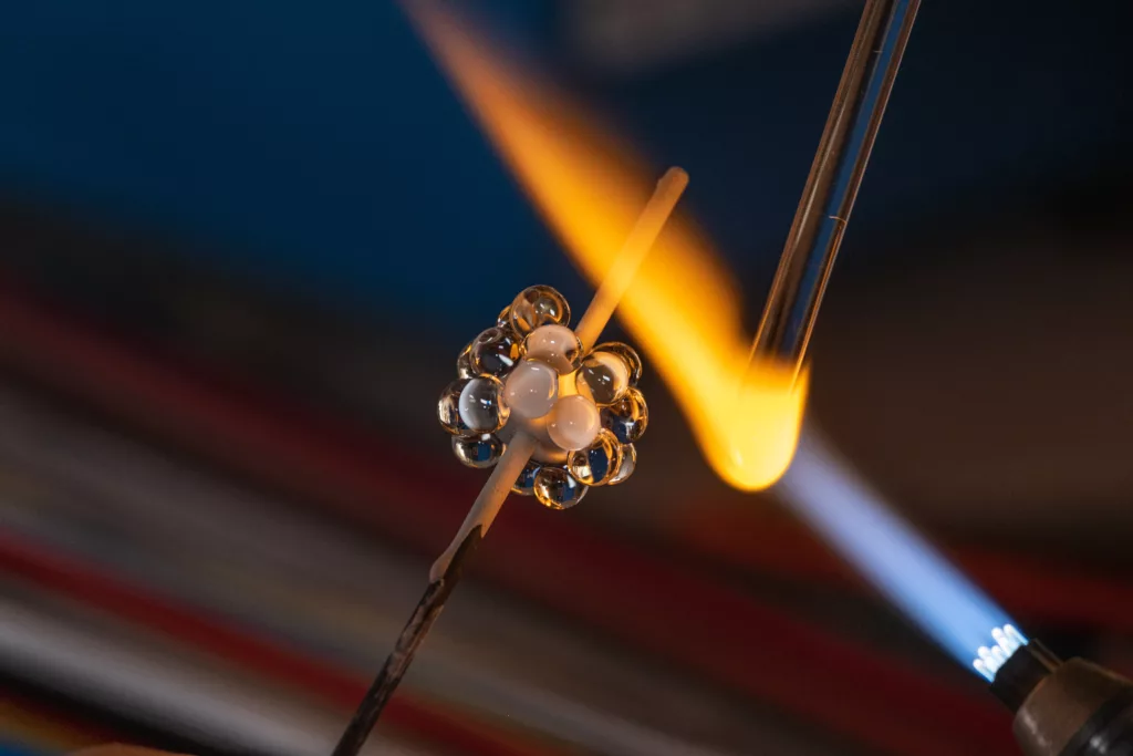 création d'une perle de verre, travail à la flamme