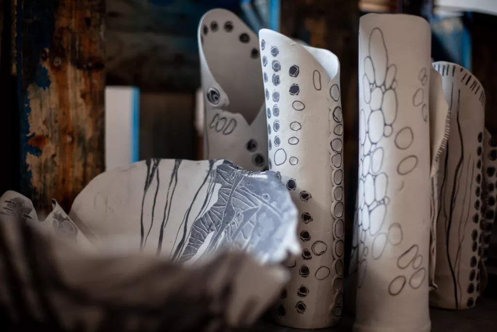 décor en peinture noire sur céramique blanche