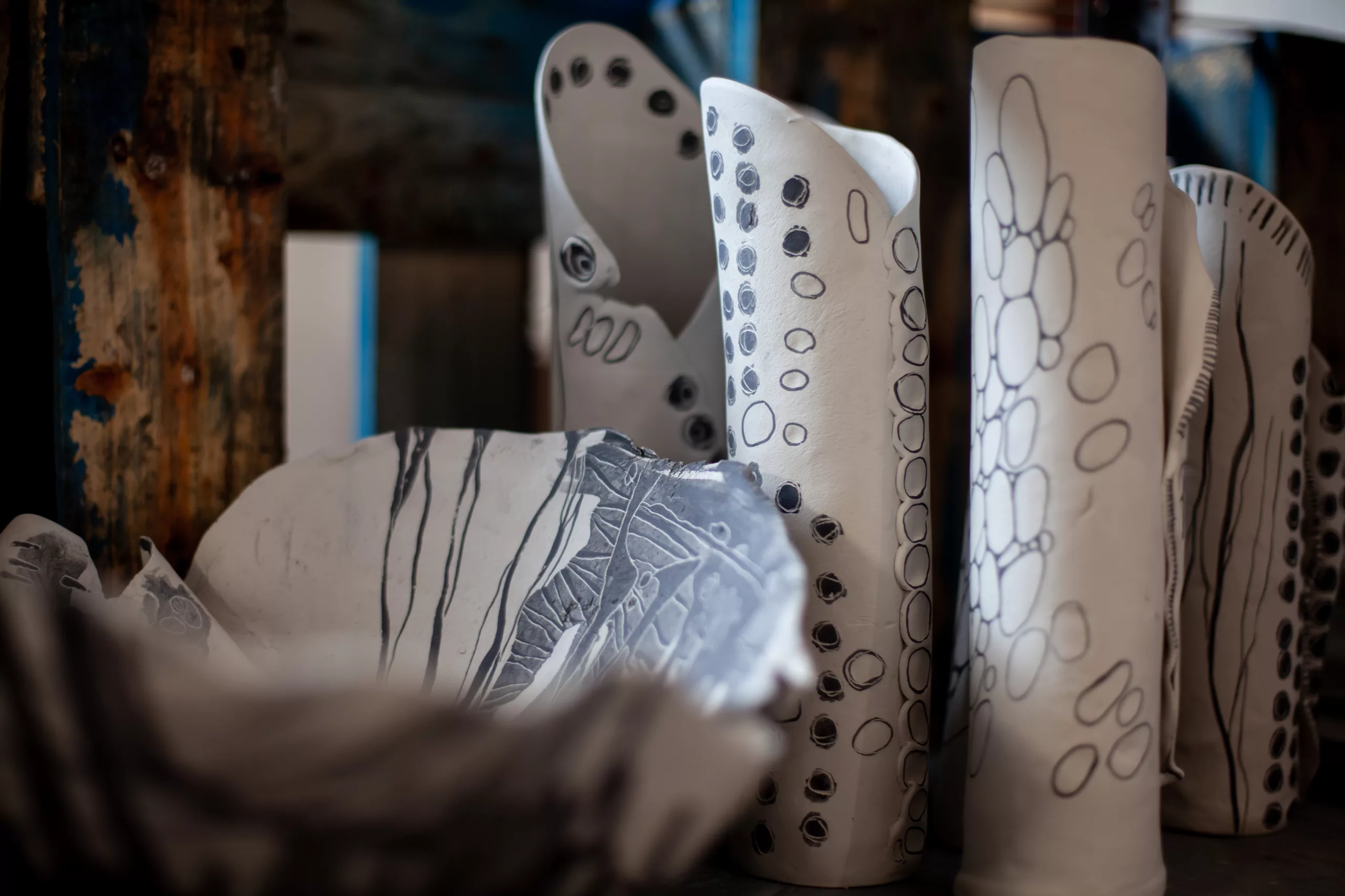 décor en peinture noire sur céramique blanche