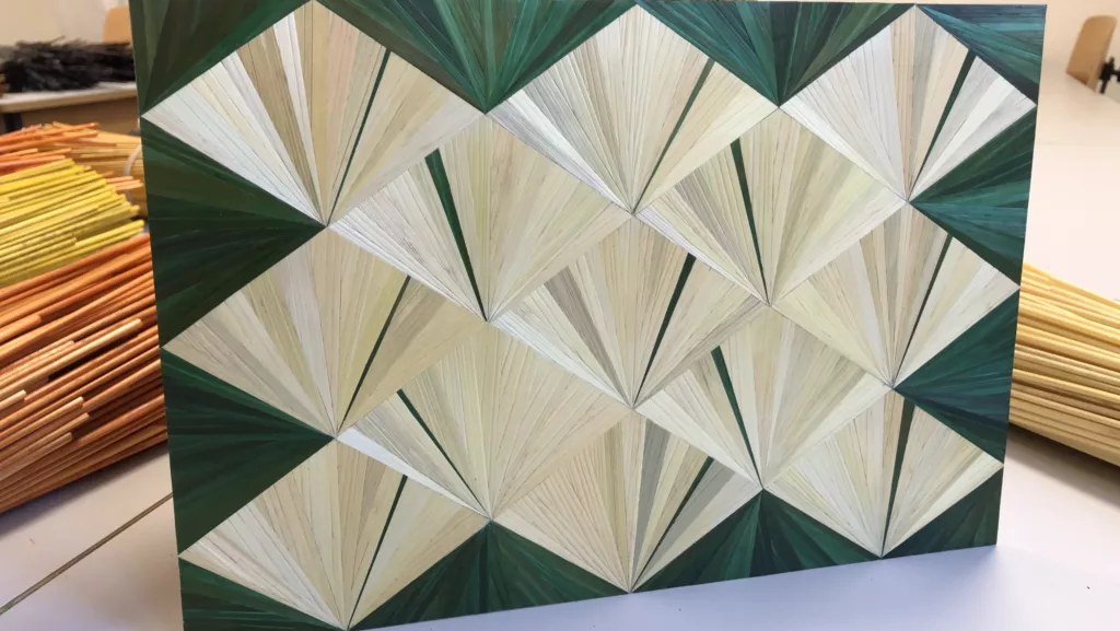 appla marquété en paille, motifs géométriques en losanges, couleur beige et vert foncé