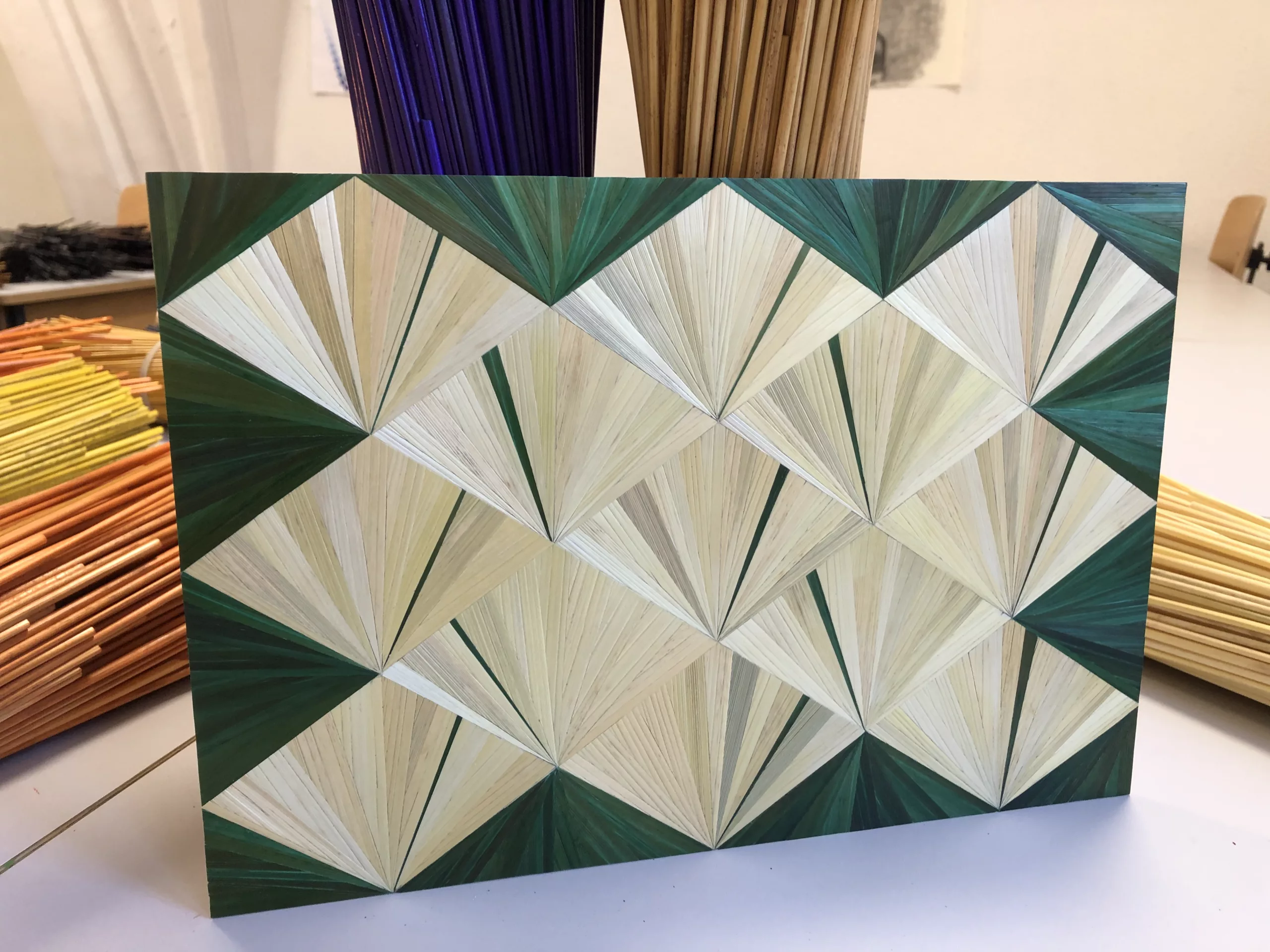 aplat marquété en paille, motifs géométriques en losanges, couleur beige et vert foncé
