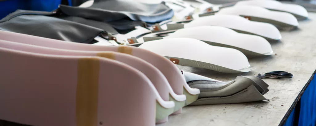 pièces de sellerie en cours de fabrication à partir de profilés