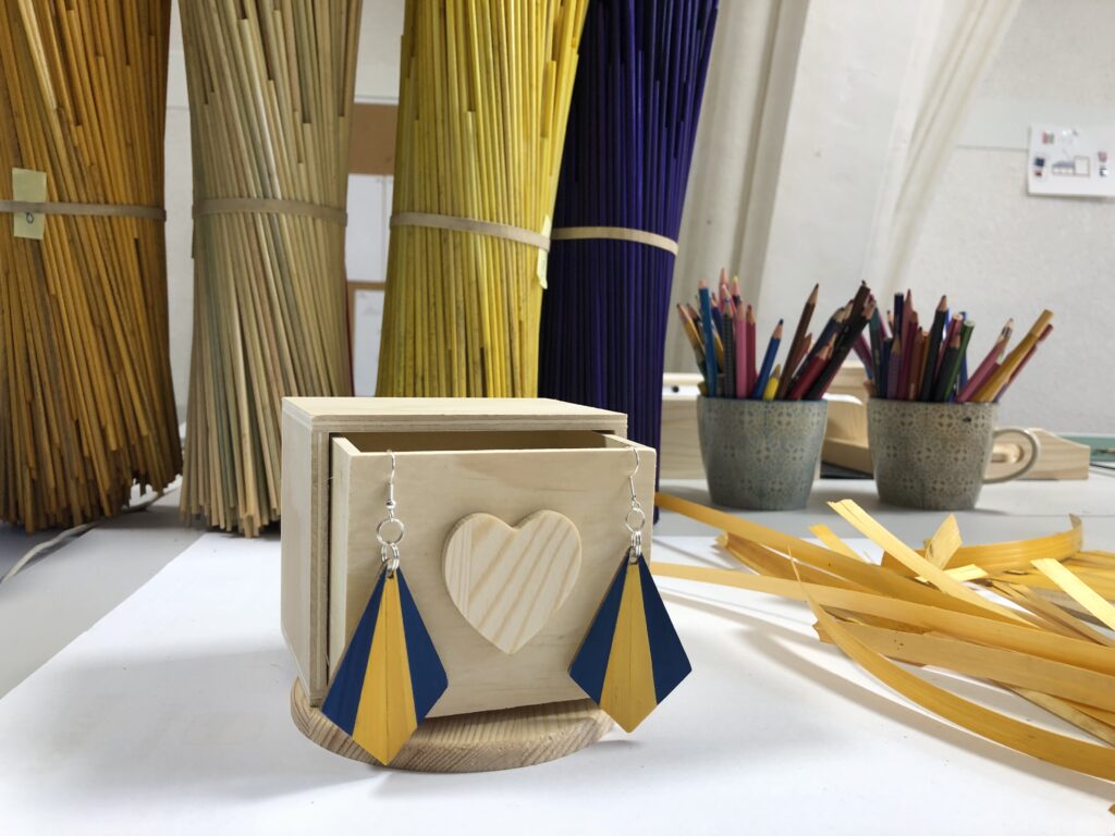 paire de boucle d'oreilles en marqueterie de paille