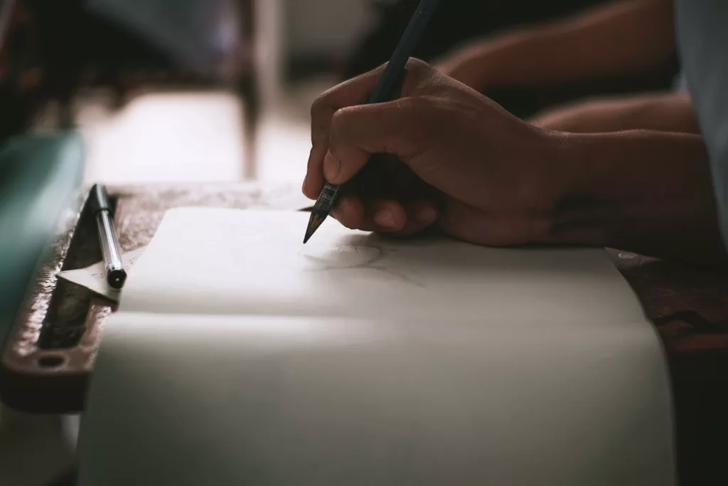 main en train de dessiner en dessin d'art