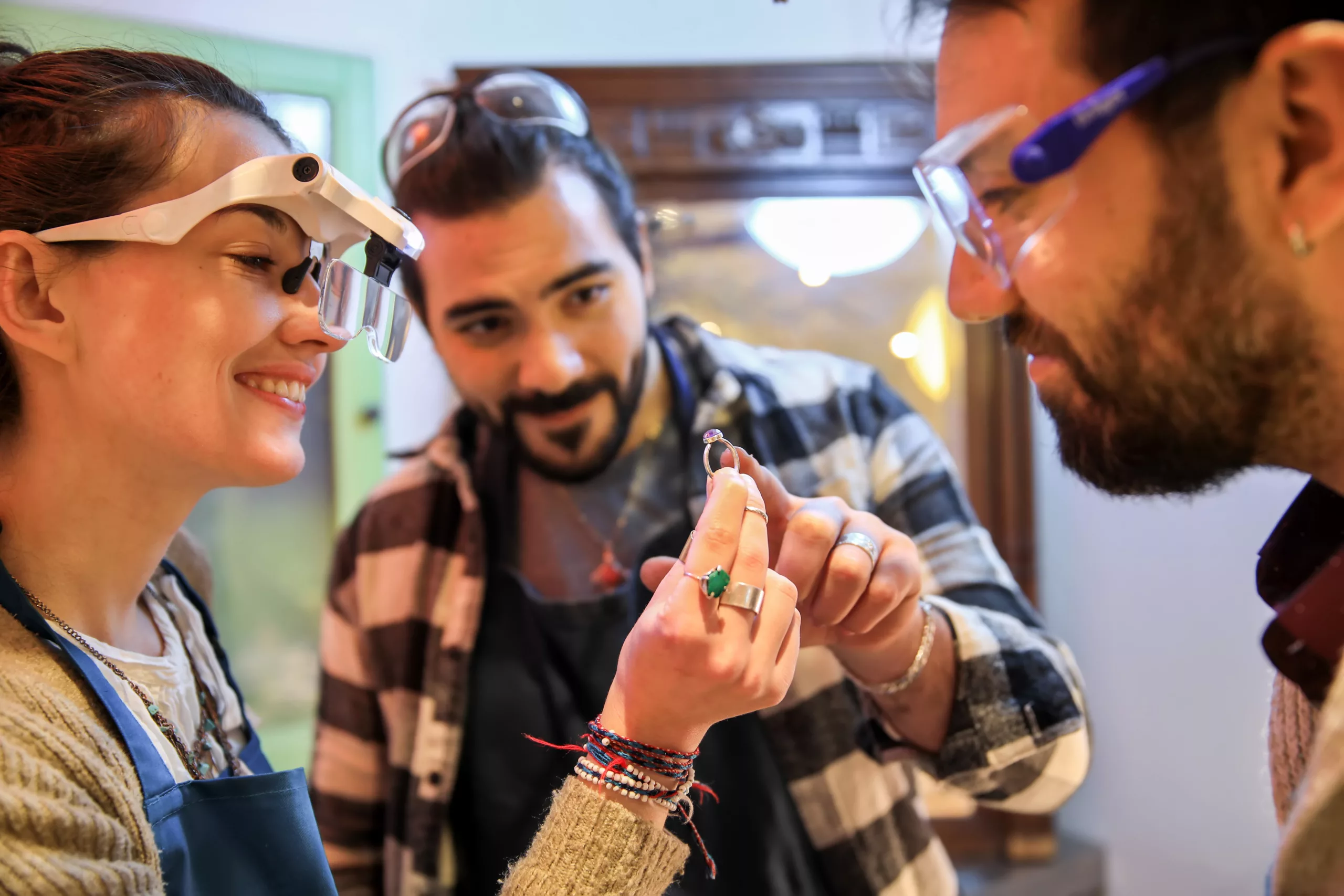 création de bijou en cours par trois personnes