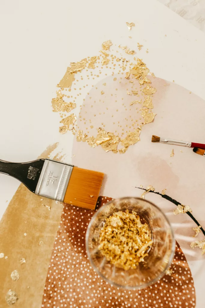 feuilles d'or pour la dorure, et pinceau